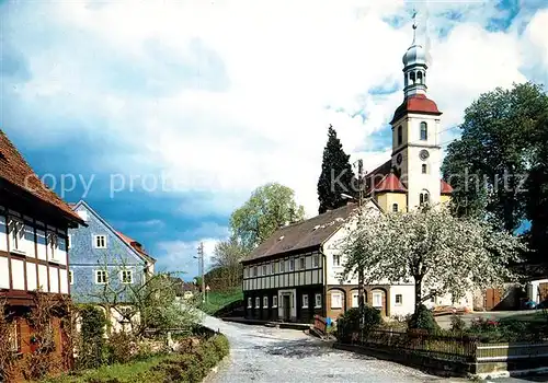 AK / Ansichtskarte Grossschoenau_Sachsen Ortsmotiv mit Kirche Baumbluete Umgebindehaeuser Grossschoenau Sachsen