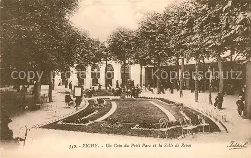 AK / Ansichtskarte Vichy_Allier Un Coin du Petit Parc Salle de Repos Vichy Allier