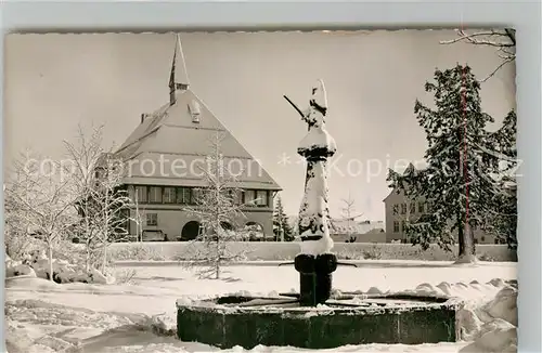 AK / Ansichtskarte Freudenstadt Brunnen Stadthaus Winterpanorama Freudenstadt