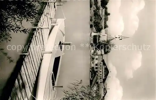 AK / Ansichtskarte Seebruck_Chiemsee Kirche Bootssteg Seebruck Chiemsee