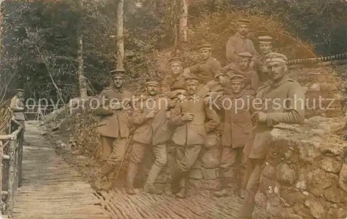 AK / Ansichtskarte Militaria_Schuetzengraben WK1 Unterstand Gruppenfoto  Militaria Schuetzengraben