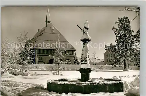AK / Ansichtskarte Freudenstadt Brunnen mit Stadthaus Kurort im Schwarzwald Winterimpressionen Freudenstadt