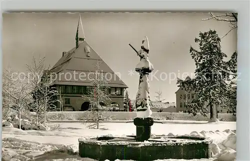 AK / Ansichtskarte Freudenstadt Brunnen mit Stadthaus Winterimpressionen Luftkurort im Schwarzwald Freudenstadt