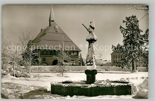 AK / Ansichtskarte Freudenstadt Brunnen mit Stadthaus Winterimpressionen Luftkurort im Schwarzwald Freudenstadt