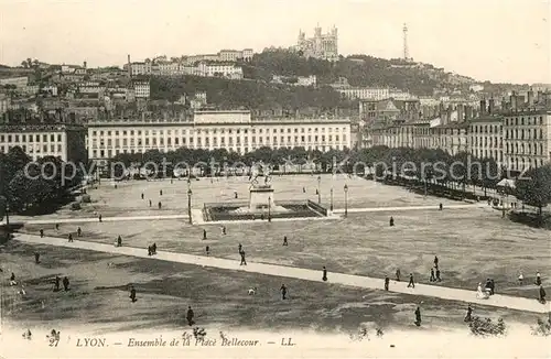 AK / Ansichtskarte Lyon_France Place Bellecour Lyon France