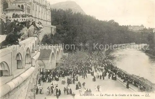 AK / Ansichtskarte Lourdes_Hautes_Pyrenees Place de la Grotte le Gave Lourdes_Hautes_Pyrenees