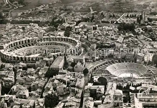 AK / Ansichtskarte Arles_Bouches du Rhone Fliegeraufnahme Les Arenes et le Theatre Antique Arles_Bouches du Rhone