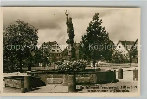 AK / Ansichtskarte Freudenstadt Neptunbrunnen mit Tennisplatz Freudenstadt