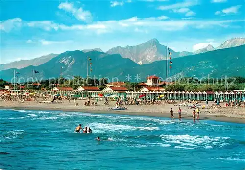 AK / Ansichtskarte Forte_dei_Marmi Strand mit Apuanische Alpen Forte_dei_Marmi