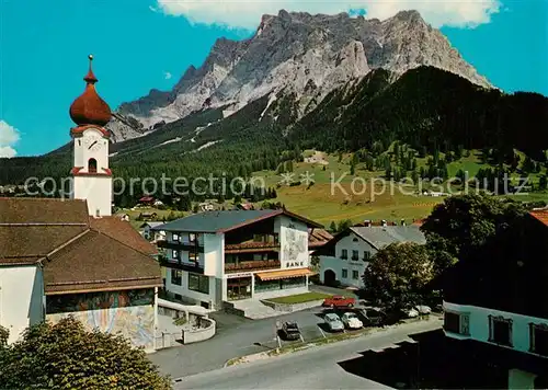 AK / Ansichtskarte Ehrwald_Tirol Dorfplatz mit Kirche und Zugspitze Ehrwald Tirol