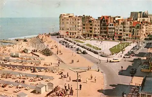 AK / Ansichtskarte Knokke Heist Seepromenade mit Strand Knokke Heist