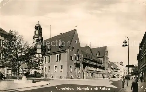 AK / Ansichtskarte Aschersleben Marktplatz mit Rathaus Aschersleben