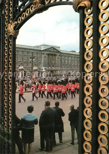 AK / Ansichtskarte Leibgarde_Wache Changing the Guard Buckingham Palace London  Leibgarde Wache