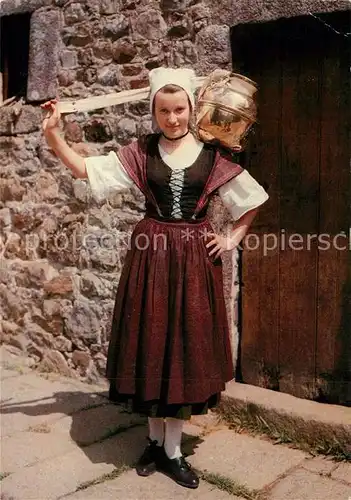 AK / Ansichtskarte Milchwirtschaft Milchmaedchen La Triolette Normandie Tracht Milchwirtschaft