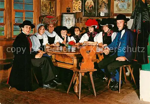 AK / Ansichtskarte Trachten_Schwarzwald Trachtenfamilie Gutach Freilichtmuseum Vogtsbauernhof  Trachten Schwarzwald