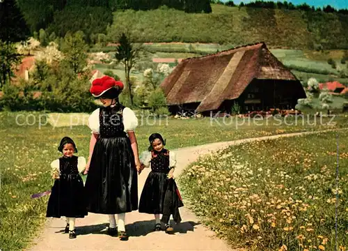 AK / Ansichtskarte Trachten_Schwarzwald Gutach Schwarzwaldhaus Trachten Schwarzwald