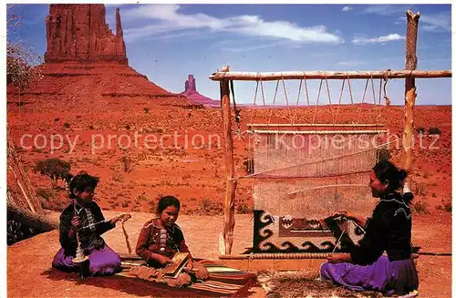 AK / Ansichtskarte Weberei Navajo Indian Woman Weaving Monument Valley Arizona Utah Weberei