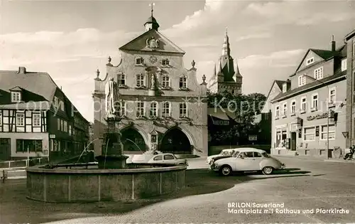 AK / Ansichtskarte Brilon Marktplatz mit Rathaus und Pfarrkirche Brilon
