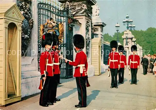 AK / Ansichtskarte Leibgarde_Wache Changing the Guard Buckingham Palace London  Leibgarde Wache