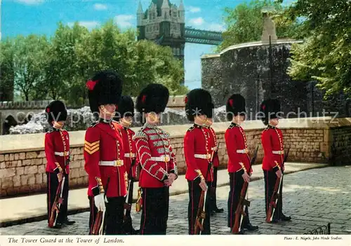 AK / Ansichtskarte Leibgarde_Wache Tower of London Tower Guard  Leibgarde Wache