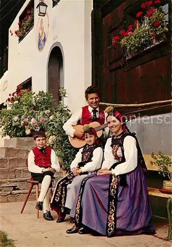 AK / Ansichtskarte Trachten_oesterreich Montafon Gitarre Trachten_oesterreich
