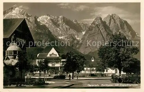 AK / Ansichtskarte Garmisch Partenkirchen Marktplatz mit Zugspitzgruppe Wettersteingebirge Garmisch Partenkirchen