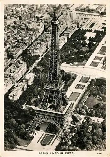 AK / Ansichtskarte Paris Fliegeraufnahme La Tour Eiffel Paris