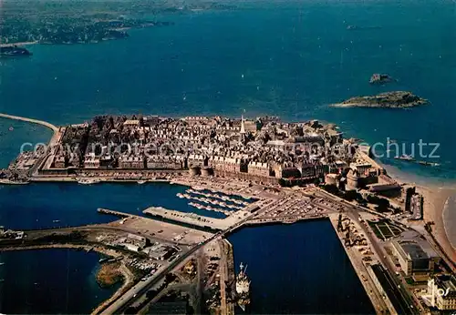 AK / Ansichtskarte Saint Malo_Ille et Vilaine_Bretagne Vue generale aerienne des bassins et de la ville dans les remparts Saint Malo_Ille et Vilaine