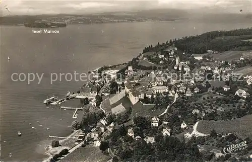 AK / Ansichtskarte Meersburg_Bodensee mit Blick auf Insel Mainau Fliegeraufnahme Meersburg Bodensee