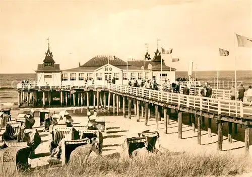 AK / Ansichtskarte Ahlbeck_Ostseebad Strand Seebruecke Ahlbeck_Ostseebad