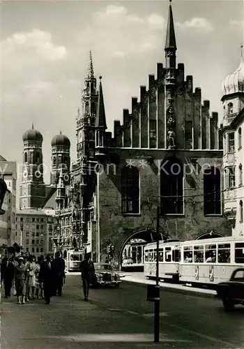 AK / Ansichtskarte Muenchen Marienplatz Rathaus Frauenkirche Muenchen