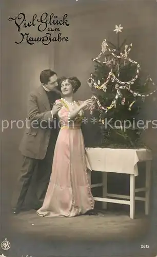 AK / Ansichtskarte Foto_NPG_Nr. 2612 Neujahr Paar Weihnachtsbaum  Foto_NPG_Nr.