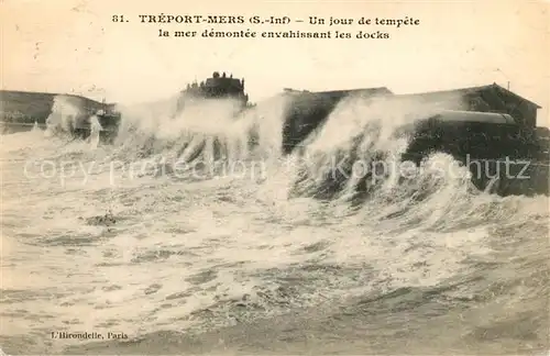 AK / Ansichtskarte Le_Treport_Mers Un jour de tempete la mer demontee envahissant les docks 