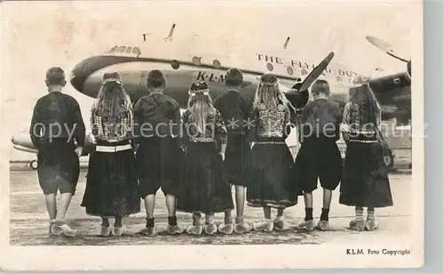 AK / Ansichtskarte Flugzeuge_Zivil KLM Lockheed Constellation Trachten Holland Kinder  Flugzeuge Zivil