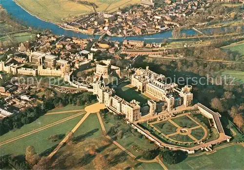 AK / Ansichtskarte Windsor_Castle Fliegeraufnahme Schloss mit Garten Windsor_Castle