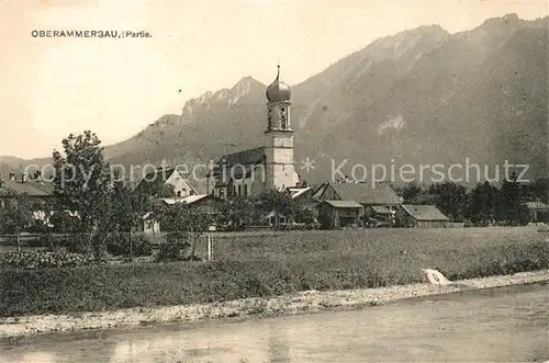 AK / Ansichtskarte Oberammergau Ortsansicht mit Kirche Partie an der Ammer Oberammergau