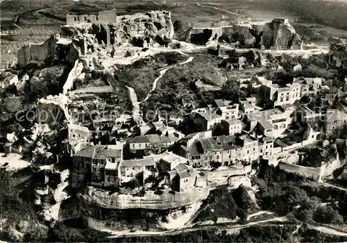 AK / Ansichtskarte Les_Baux de Provence Village Ruines du Chateau Vue Aerienne Les_Baux de Provence