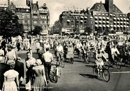 AK / Ansichtskarte Copenhagen_Kobenhavn Cyclists Town Hall square Copenhagen Kobenhavn