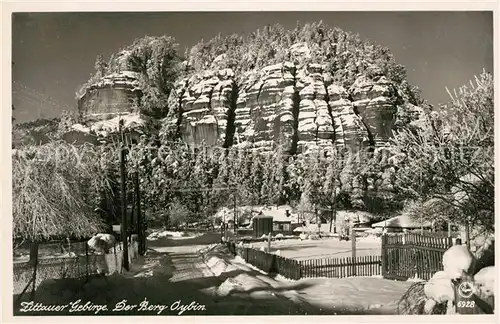 AK / Ansichtskarte Oybin Winterlandschaft mit Berg Oybin Zittauer Gebirge Oybin