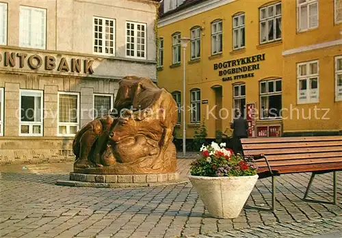 AK / Ansichtskarte Faaborg Torvet Bogbinderei Statue Faaborg