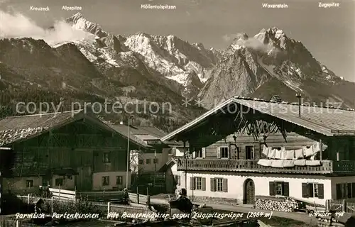 AK / Ansichtskarte Garmisch Partenkirchen Alte Bauernhaeuser mit Zugspitzgruppe Garmisch Partenkirchen