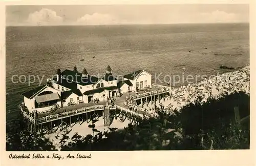 AK / Ansichtskarte Sellin_Ruegen Am Strand mit Seebruecke Sellin Ruegen