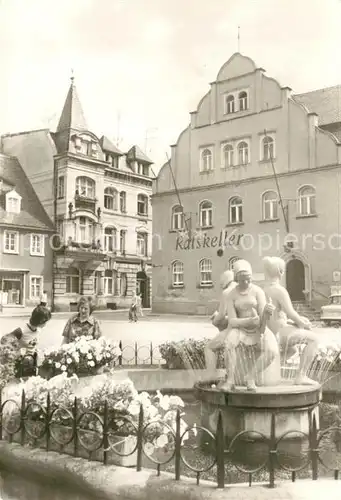 AK / Ansichtskarte Pulsnitz_Sachsen Brunnen auf dem Platz der Befreiung Ratskeller Pulsnitz Sachsen