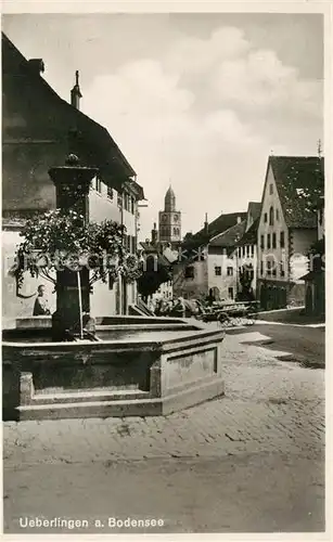 AK / Ansichtskarte ueberlingen_Bodensee Brunnen Innenstadt Blick zum Muenster ueberlingen Bodensee