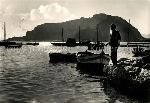 AK / Ansichtskarte Italien Frau am Meer Boote Italien