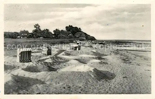 AK / Ansichtskarte Ahrenshoop_Ostseebad Strand mit Fischerhaeusern Ahrenshoop_Ostseebad