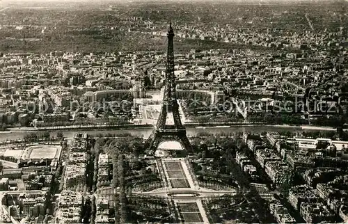 AK / Ansichtskarte Paris La Tour Eiffel et le Palais de Chaillot Vue aerienne Paris