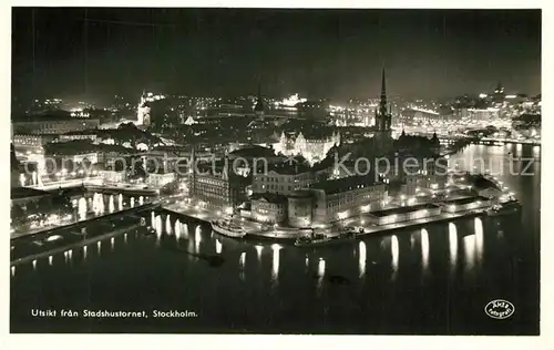 AK / Ansichtskarte Stockholm Utsikt fran Stadshustornet Nachtaufnahme Fliegeraufnahme Stockholm