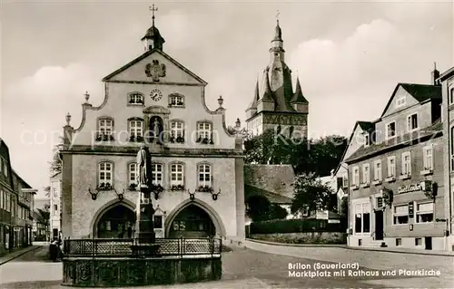 AK / Ansichtskarte Brilon Marktplatz Rathaus Pfarrkirche Brilon