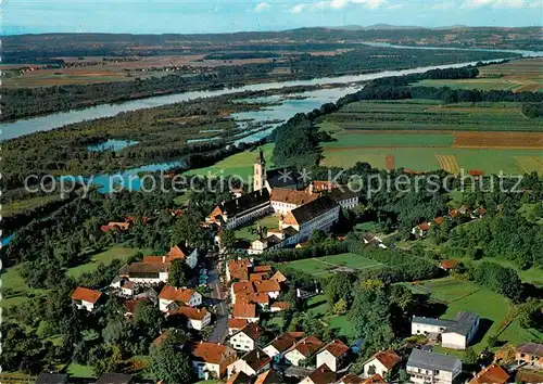 AK / Ansichtskarte Reichersberg_Inn Fliegeraufnahme mit Augustiner Chorherrenstift Reichersberg Inn